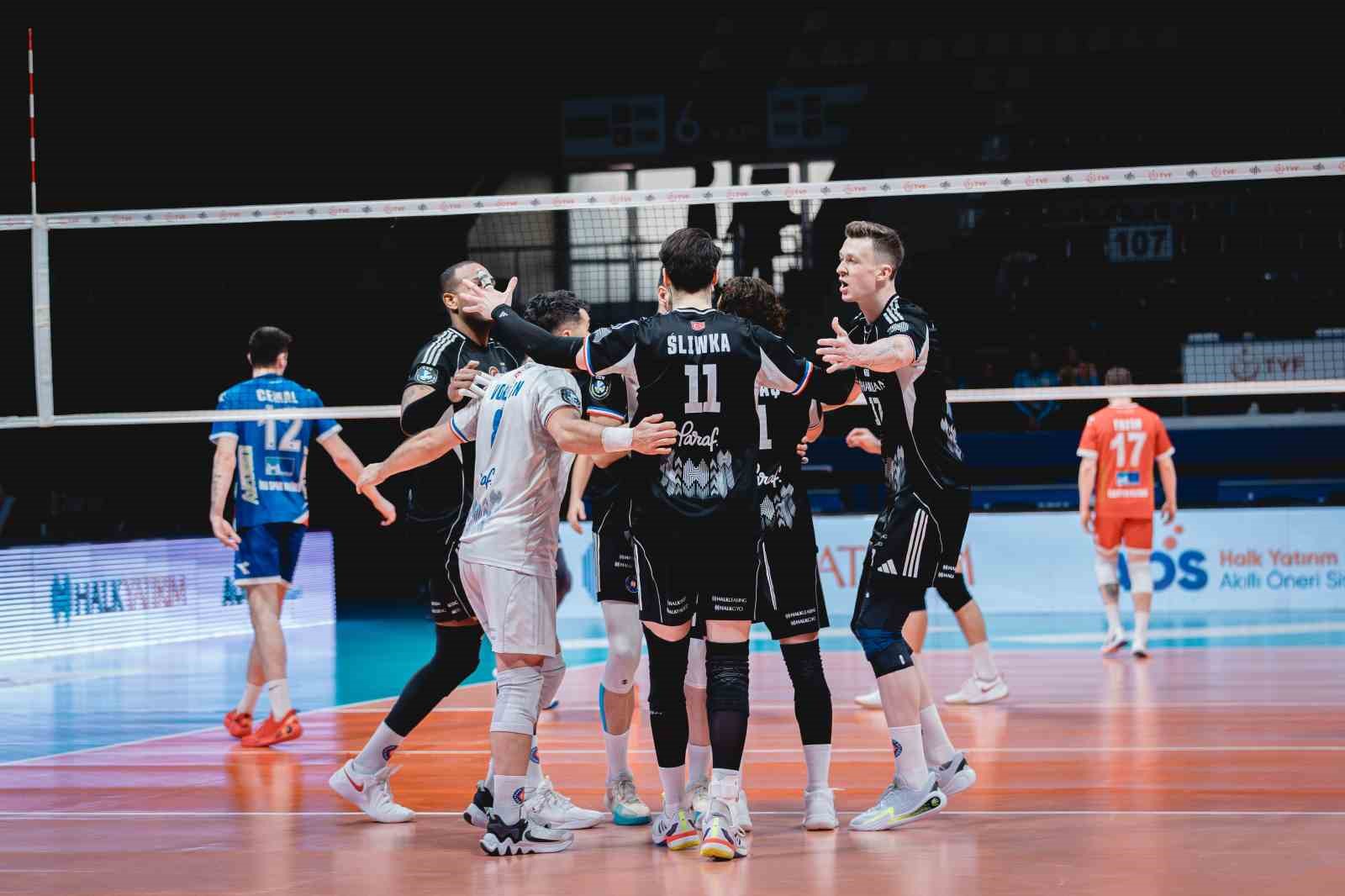 Efeler Ligi: Halkbank: 3 - İstanbul Büyükşehir Belediyespor: 0
