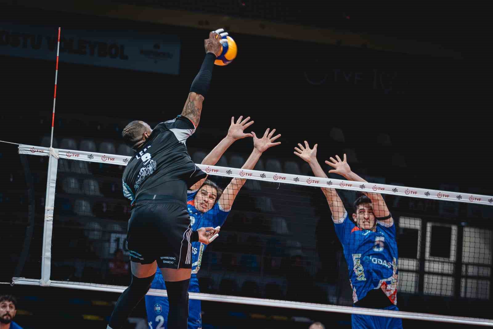 Efeler Ligi: Halkbank: 3 - İstanbul Büyükşehir Belediyespor: 0
