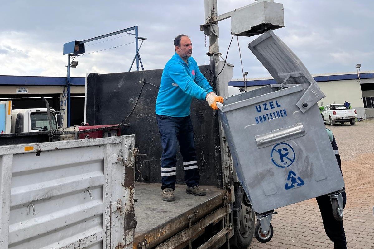 Efeler’de çöp konteynerleri yenileniyor
