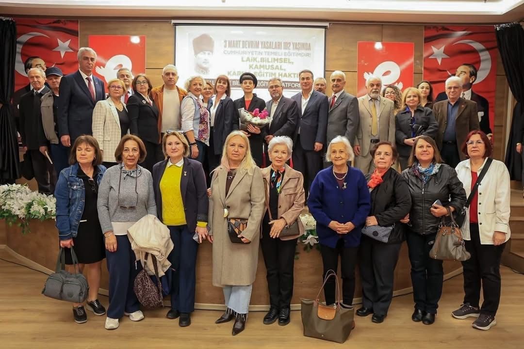 Efeler’de ’Dönüm Noktasında Cumhuriyet’ konuşuldu
