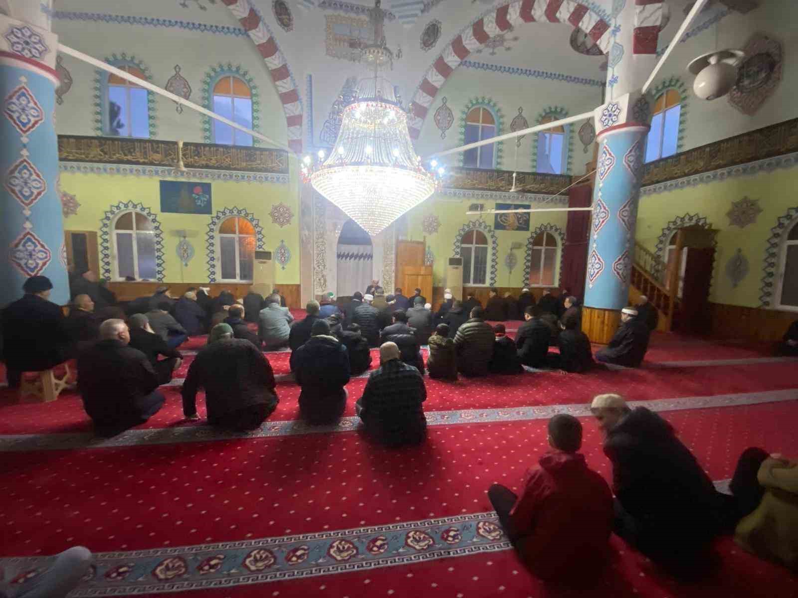 Efeler’de her yaştan vatandaş sabah namazında bir araya geldi
