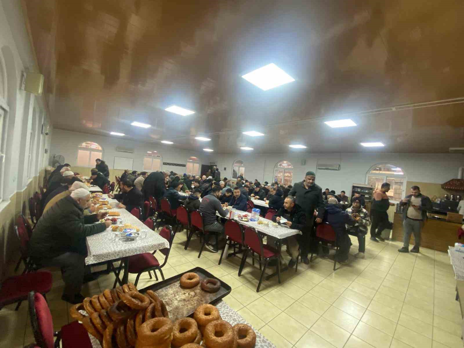 Efeler’de her yaştan vatandaş sabah namazında bir araya geldi
