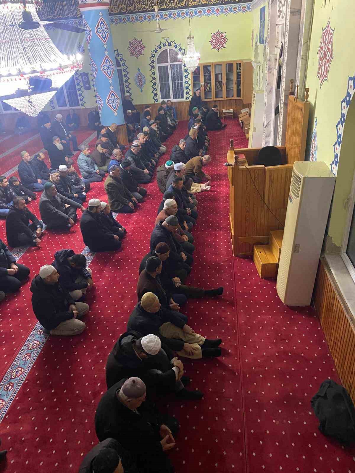 Efeler’de her yaştan vatandaş sabah namazında bir araya geldi
