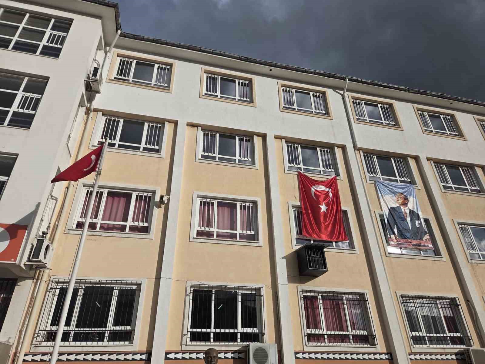 Efeler’de ikinci dönem "Bayrak Sevgisi" dersiyle başlayacak
