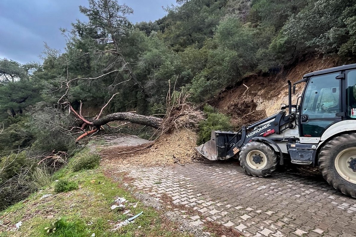 Efeler’de kapanan yollar açılıyor
