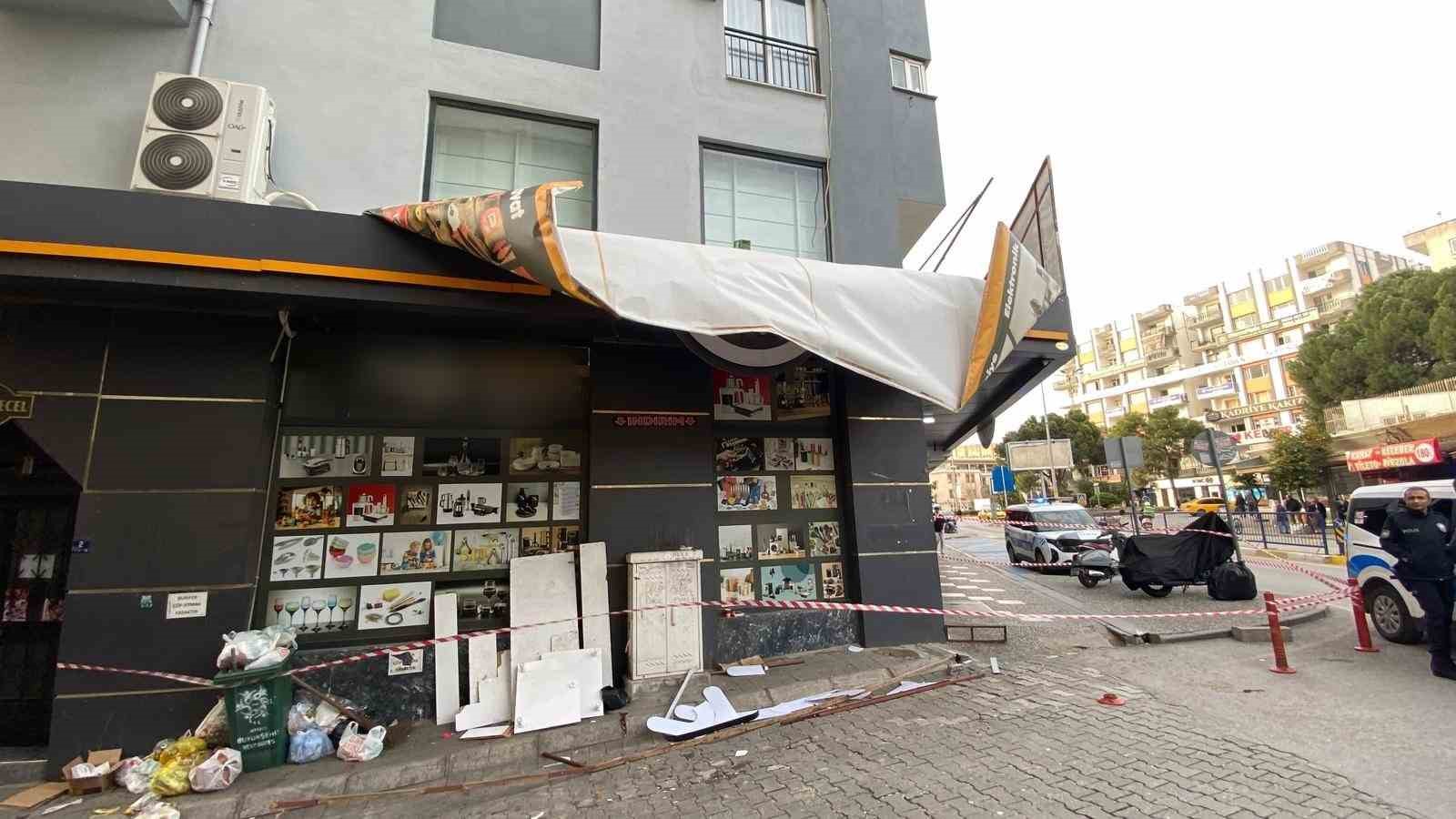 Efeler’de şiddetli rüzgar tabelaları kopardı, iş yerlerinde hasar oluştu
