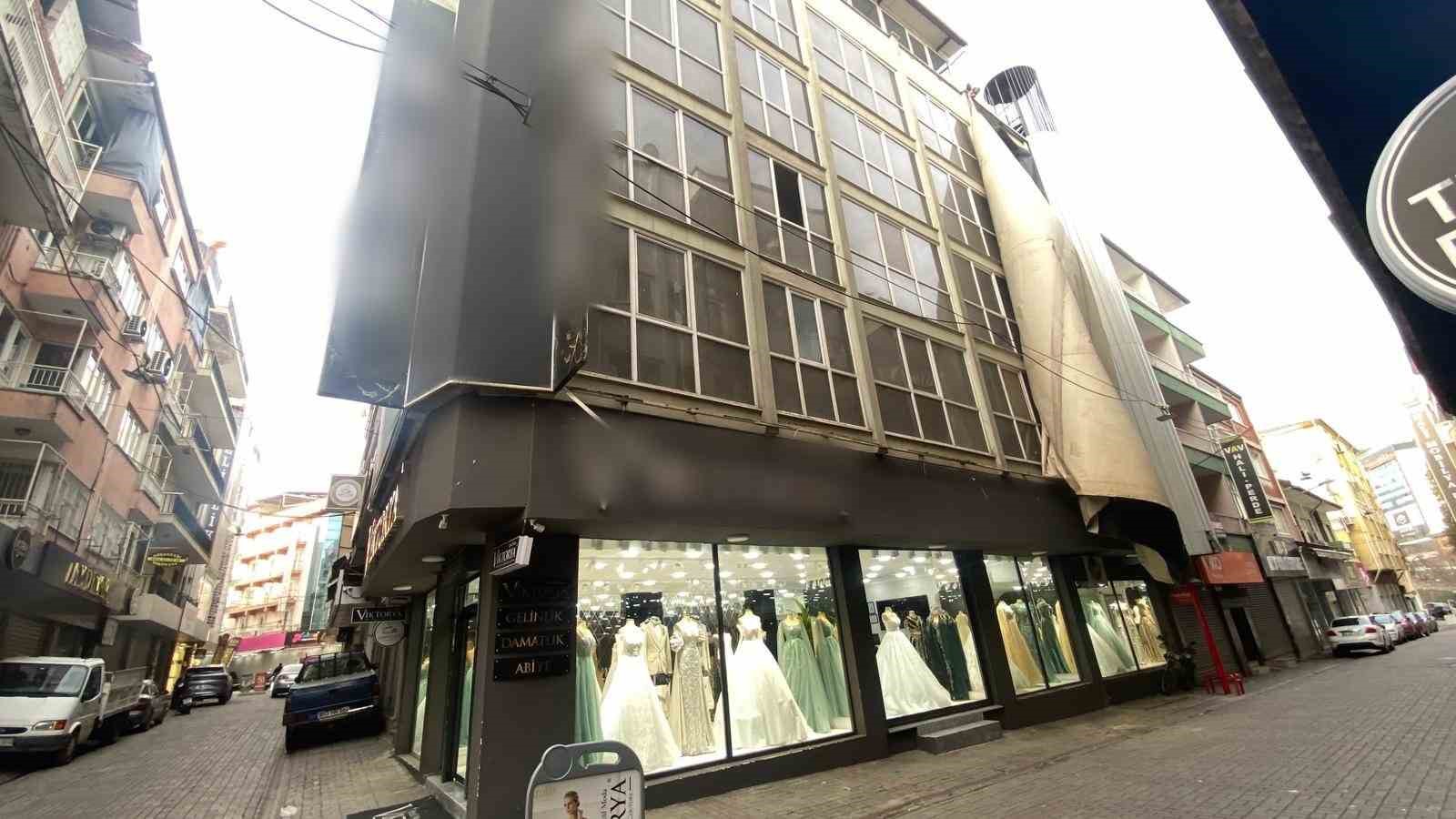 Efeler’de şiddetli rüzgar tabelaları kopardı, iş yerlerinde hasar oluştu
