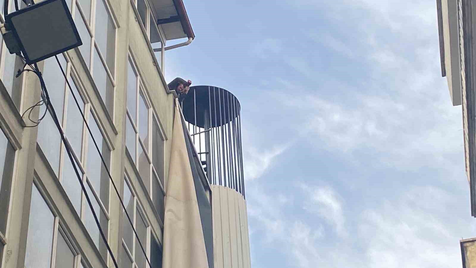 Efeler’de şiddetli rüzgar tabelaları kopardı, iş yerlerinde hasar oluştu
