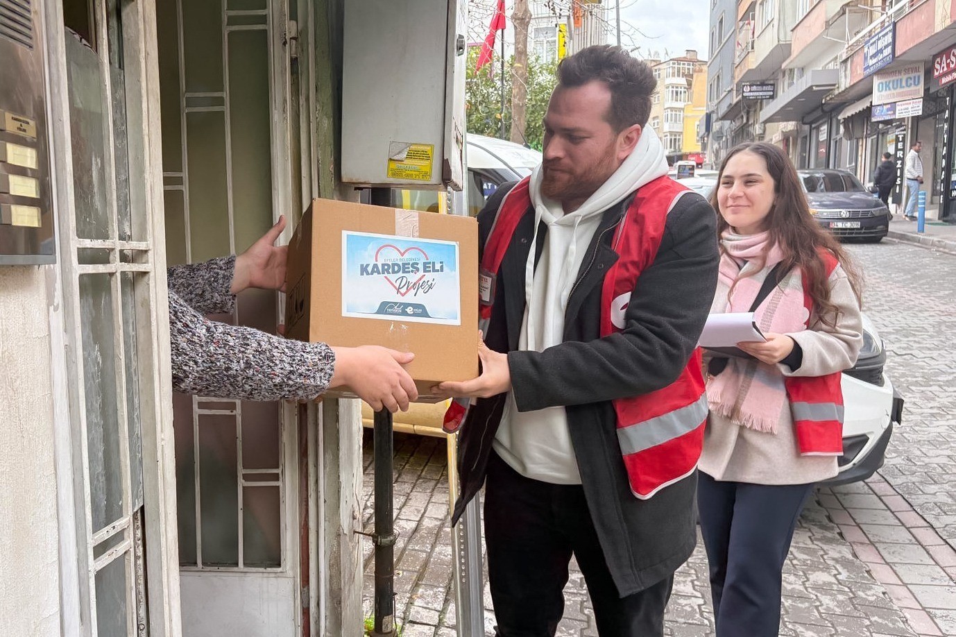 Efeler’de vatandaşlara gıda desteği

