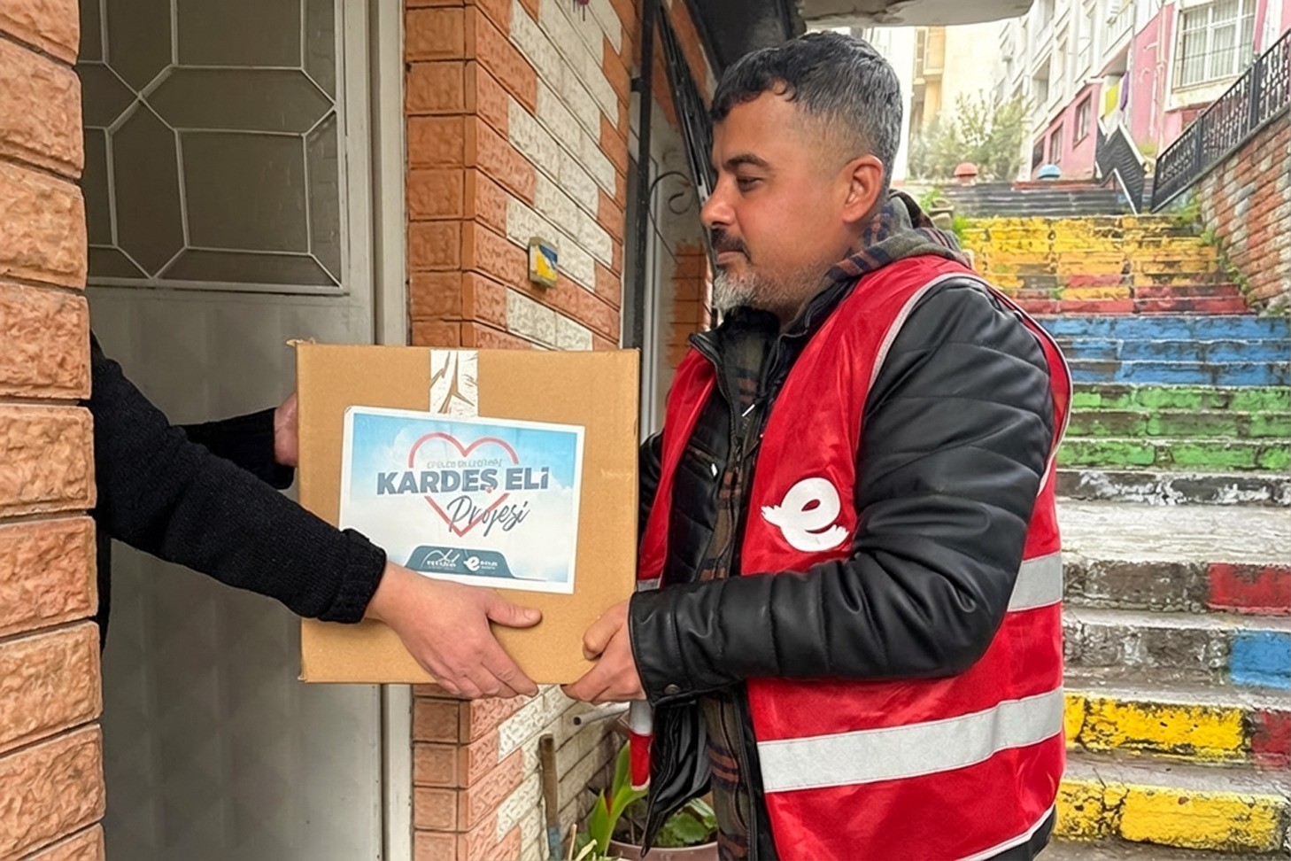 Efeler’de vatandaşlara gıda desteği
