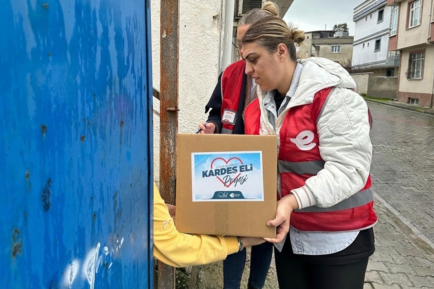 Efeler’de vatandaşlara gıda desteği
