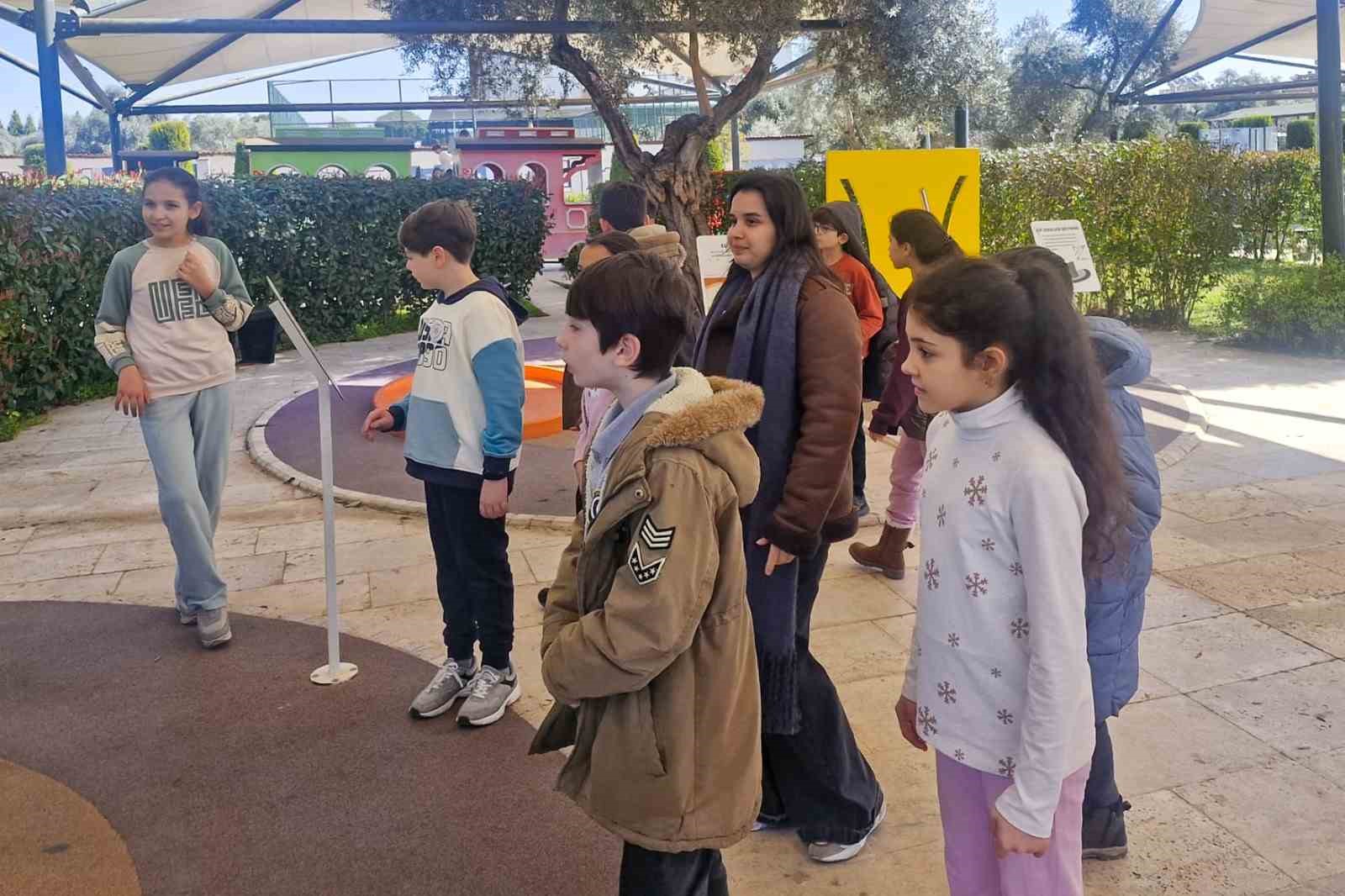 Efeler’in bilim parkı miniklere yol gösteriyor
