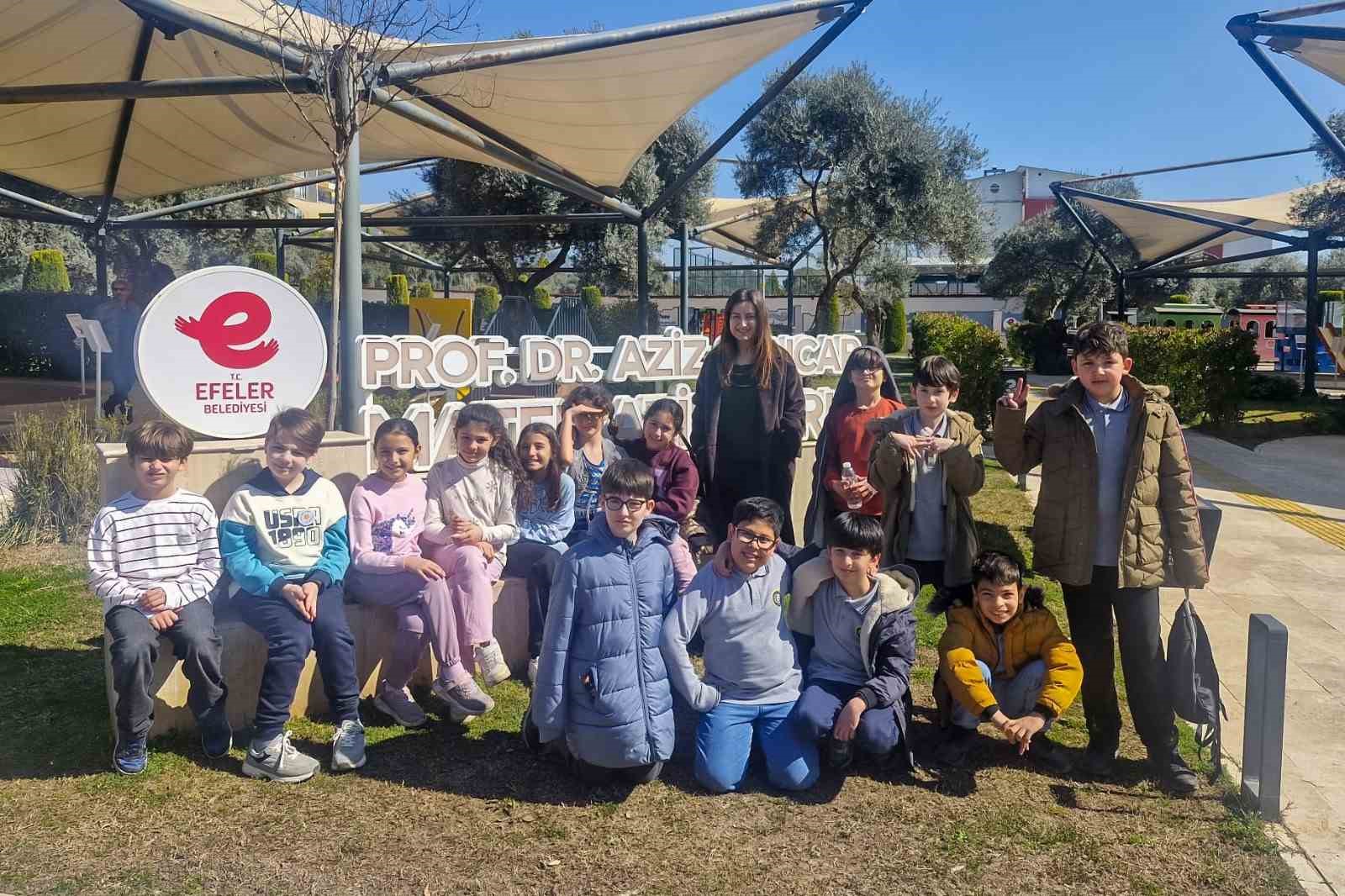 Efeler’in bilim parkı miniklere yol gösteriyor
