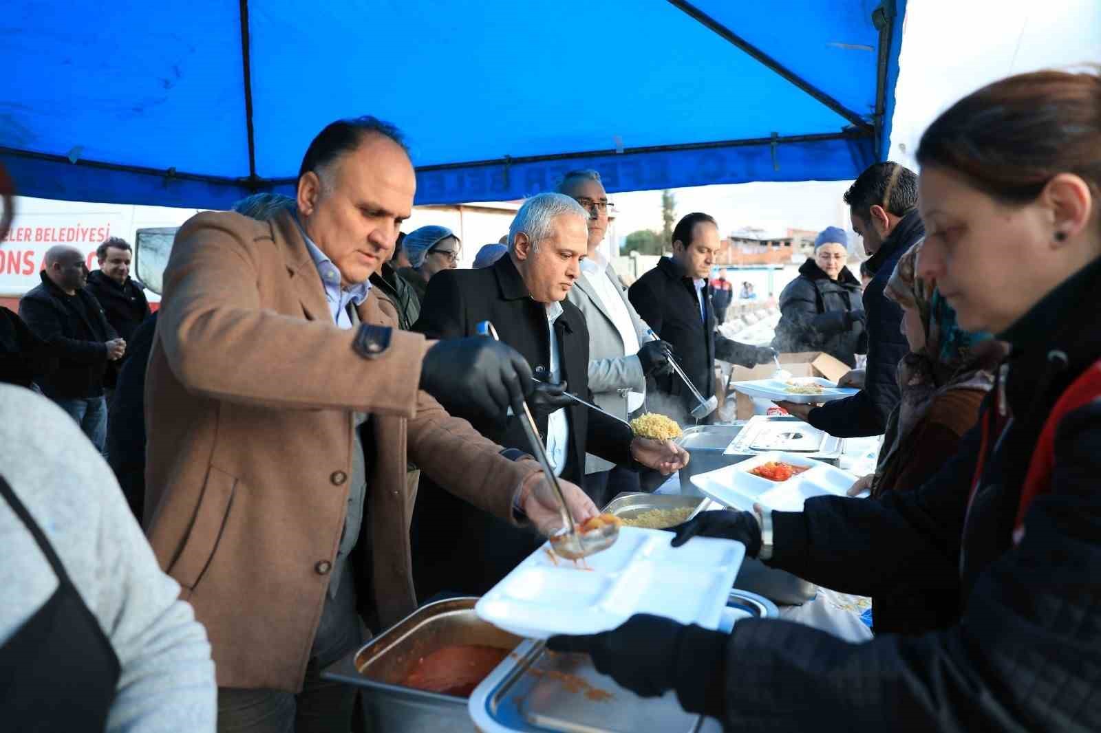 Efeler’in iftar programlarında çocuklar unutulmadı
