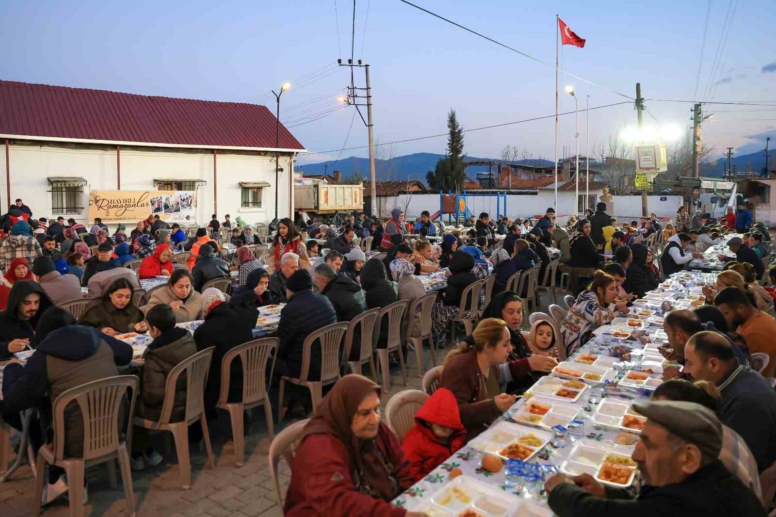 Efeler’in iftar programlarında çocuklar unutulmadı
