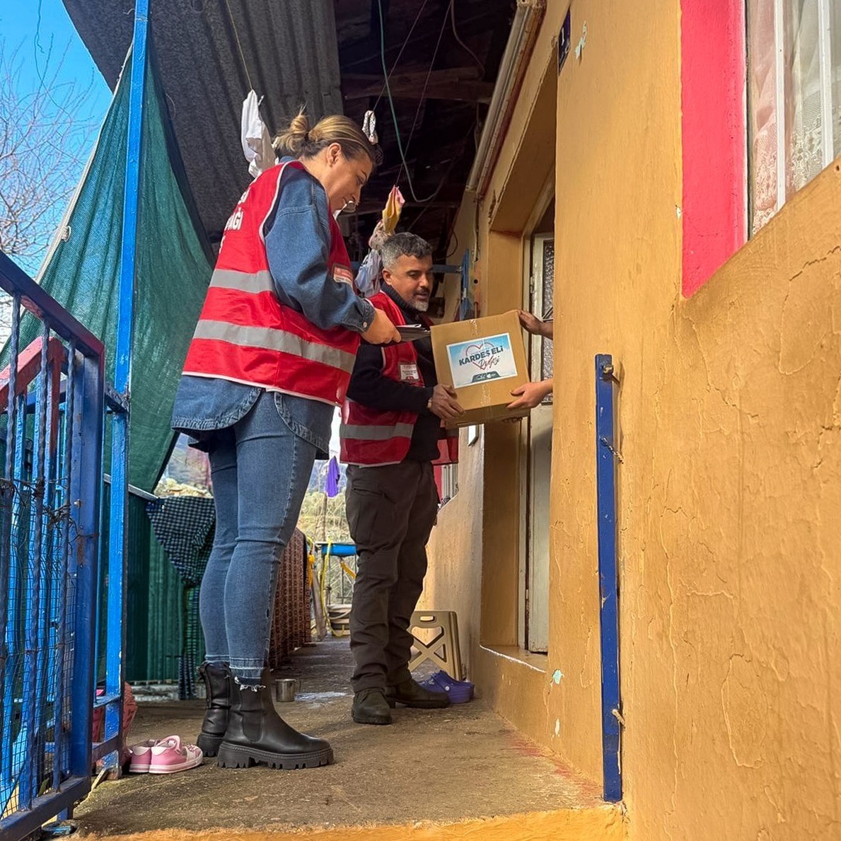 Efeler’in ’Kardeş Eli’ projesi ihtiyaç sahibi vatandaşlara destek oldu
