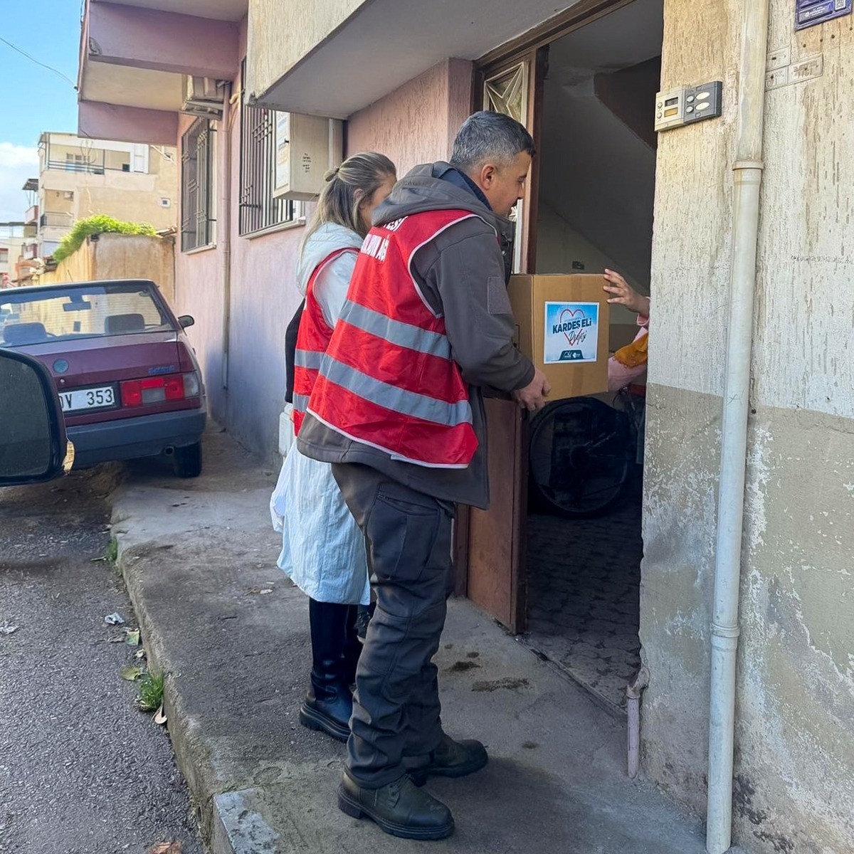 Efeler’in ’Kardeş Eli’ projesi ihtiyaç sahibi vatandaşlara destek oldu
