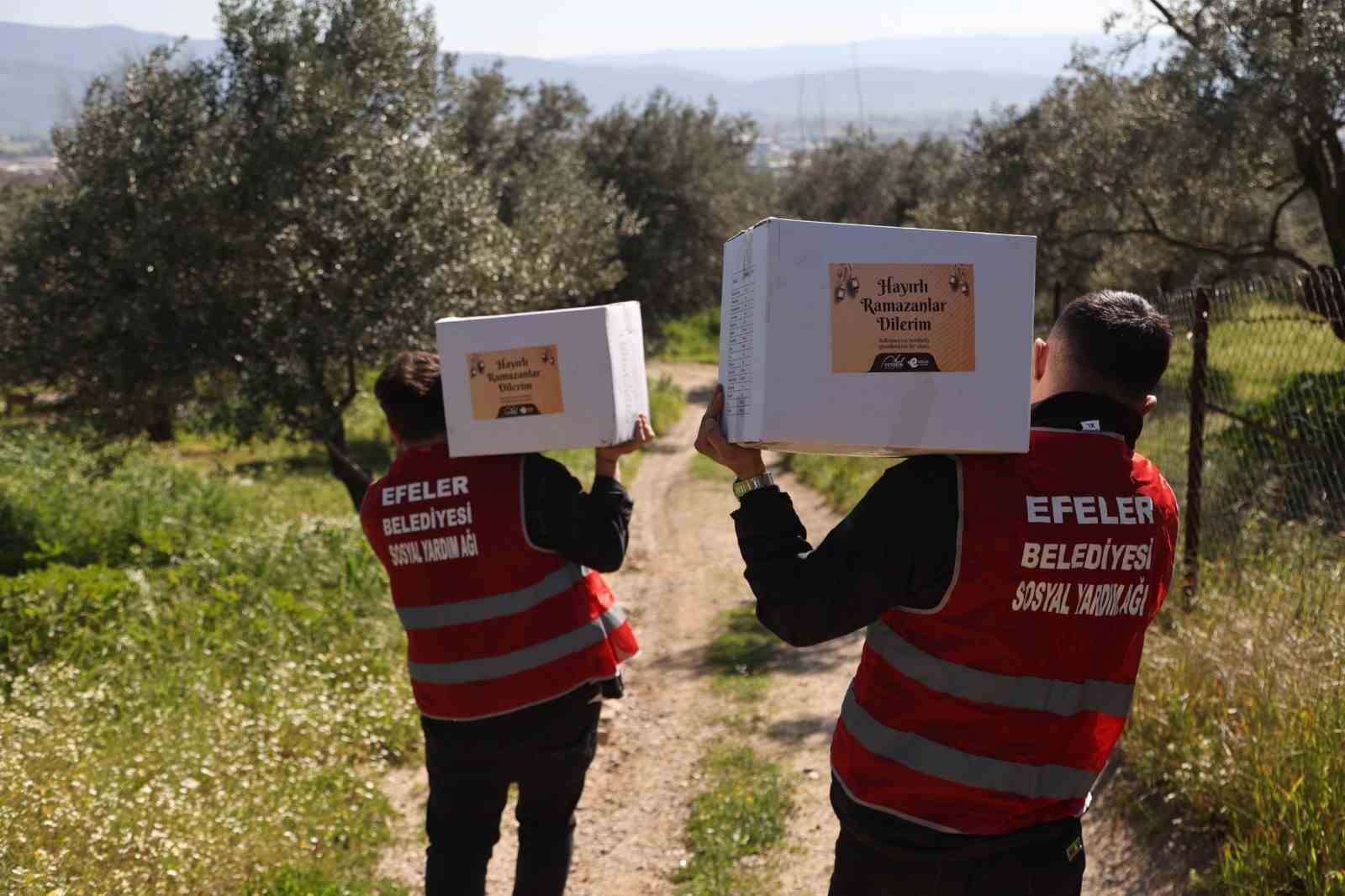 Efeler’in ’Kardeş Eli’ Ramazan’ın bereketini hanelere taşıyor
