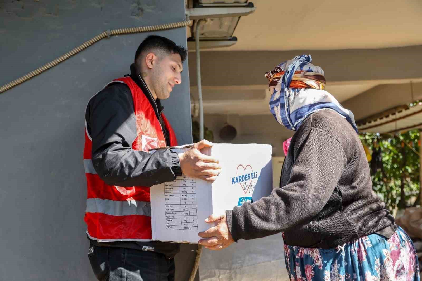 Efeler’in ’Kardeş Eli’ Ramazan’ın bereketini hanelere taşıyor
