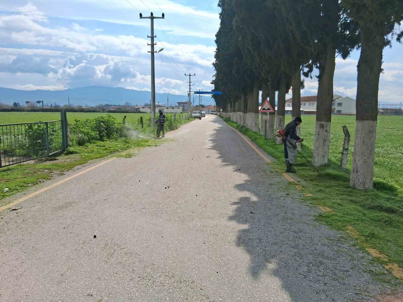 Efeler’in yeşil alanlarında temizlik çalışması sürüyor
