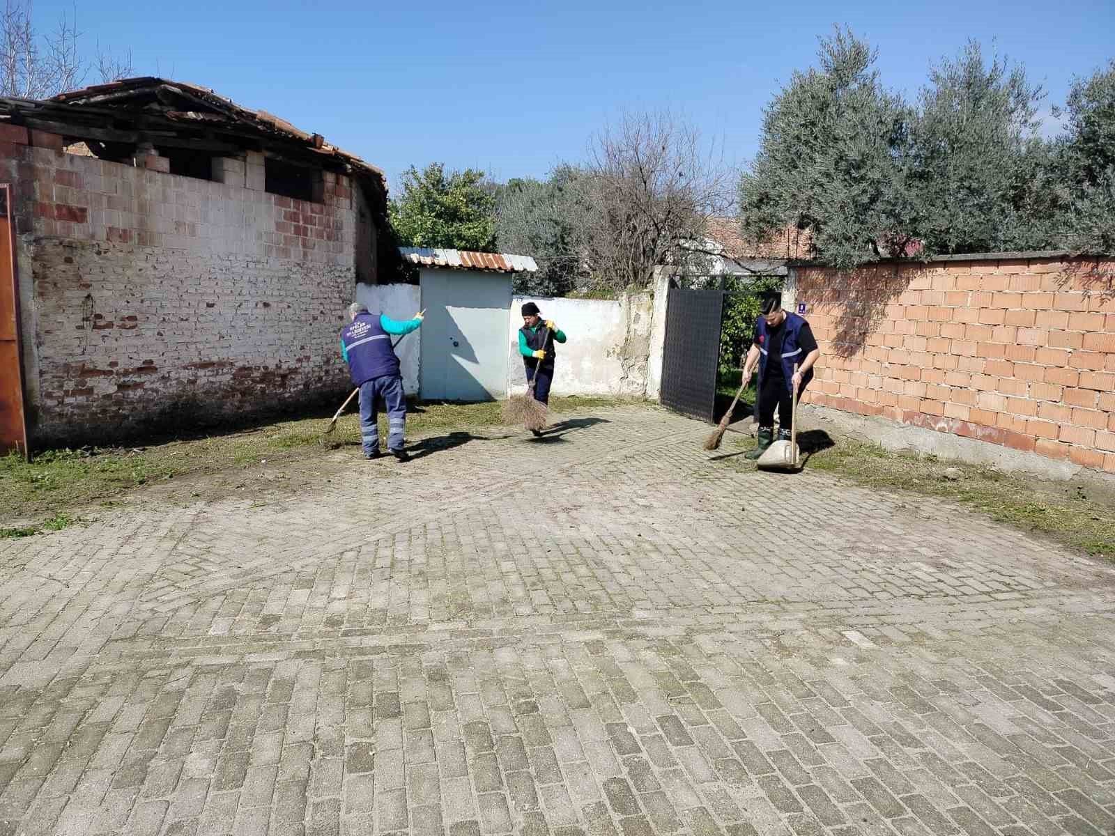 Efeler’in yeşil alanlarında temizlik çalışması sürüyor
