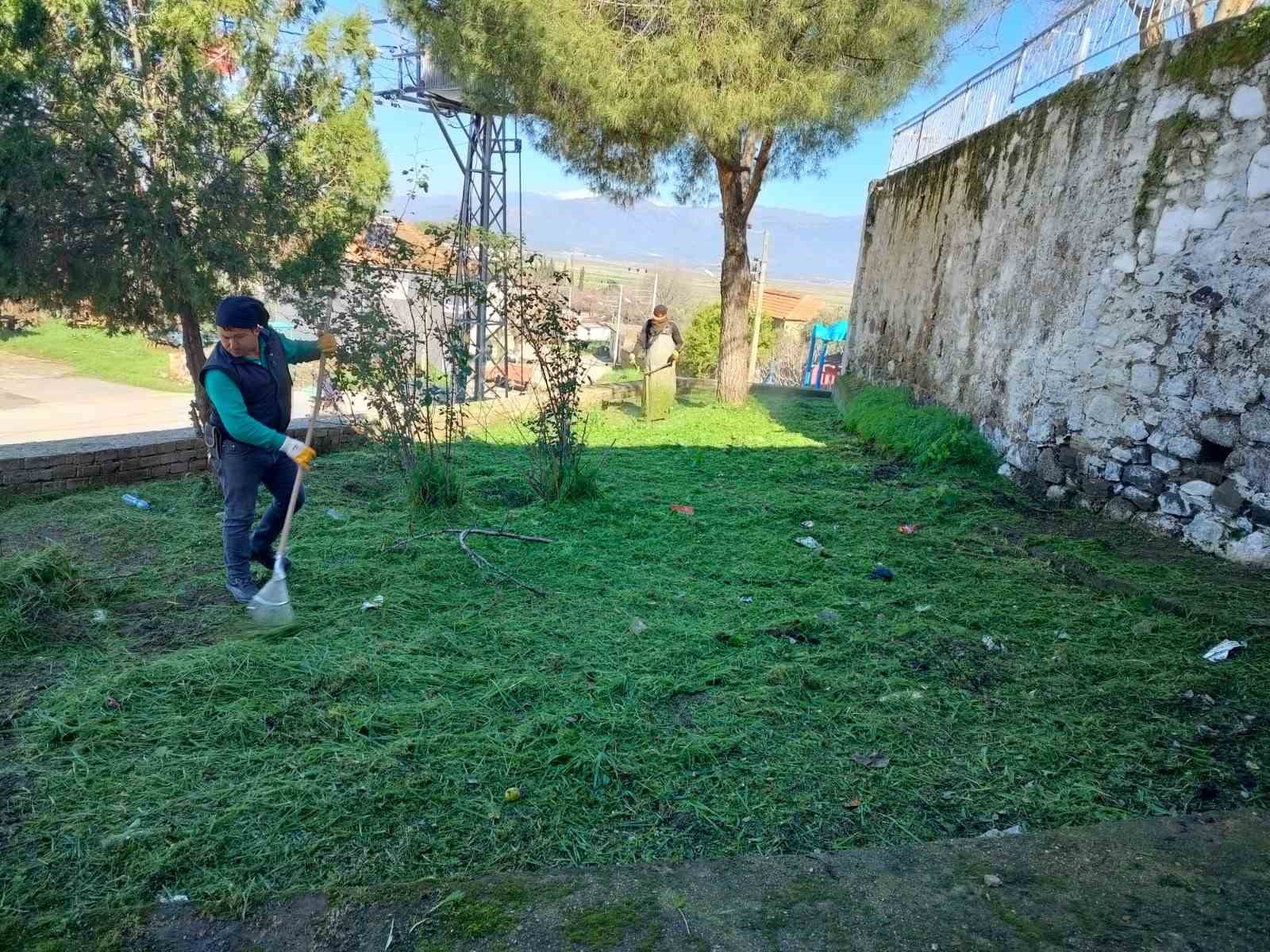 Efeler’in yeşil alanlarında temizlik çalışması sürüyor
