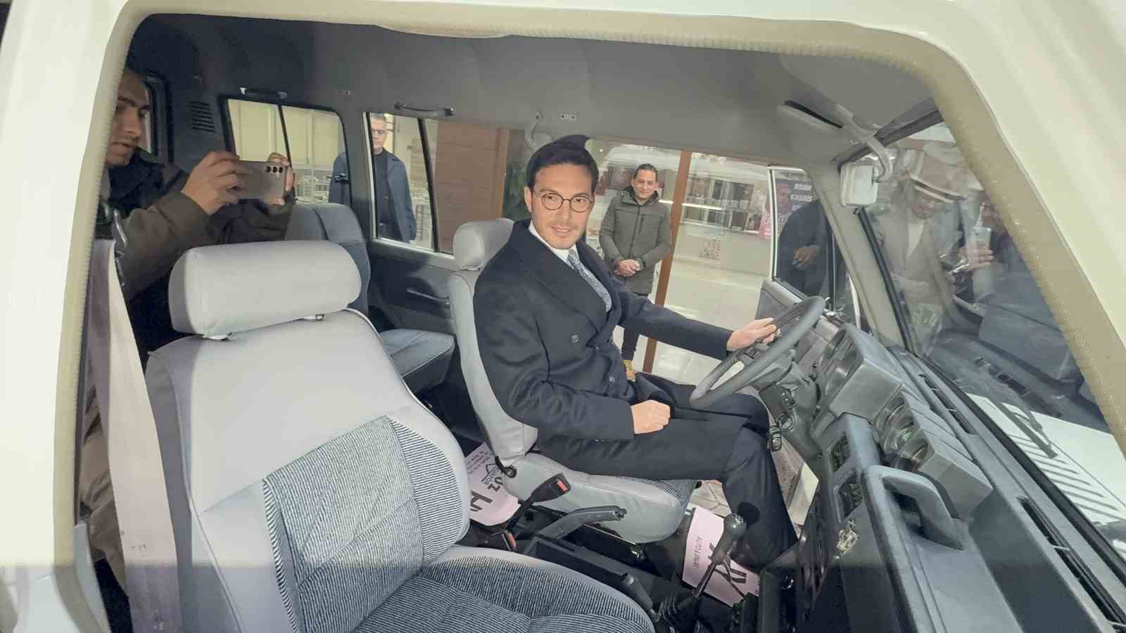 Efsane valinin oğlu 45 yıl sonra babasının makam aracını belediye hizmetine aldı
