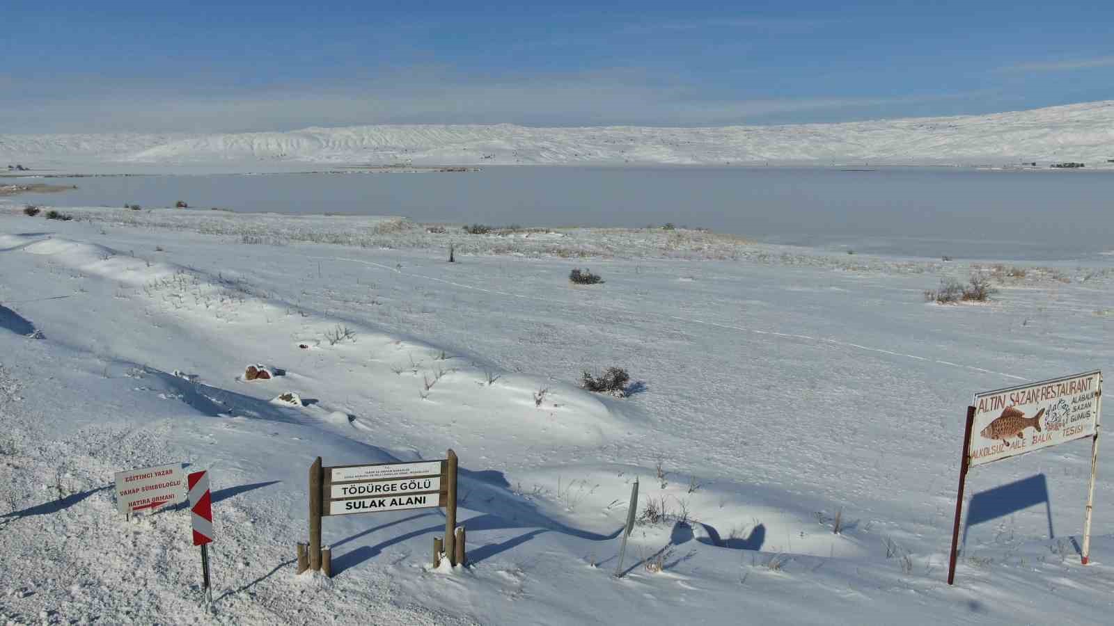 Efsanesi dilden dile dolaşan göl tamamen dondu
