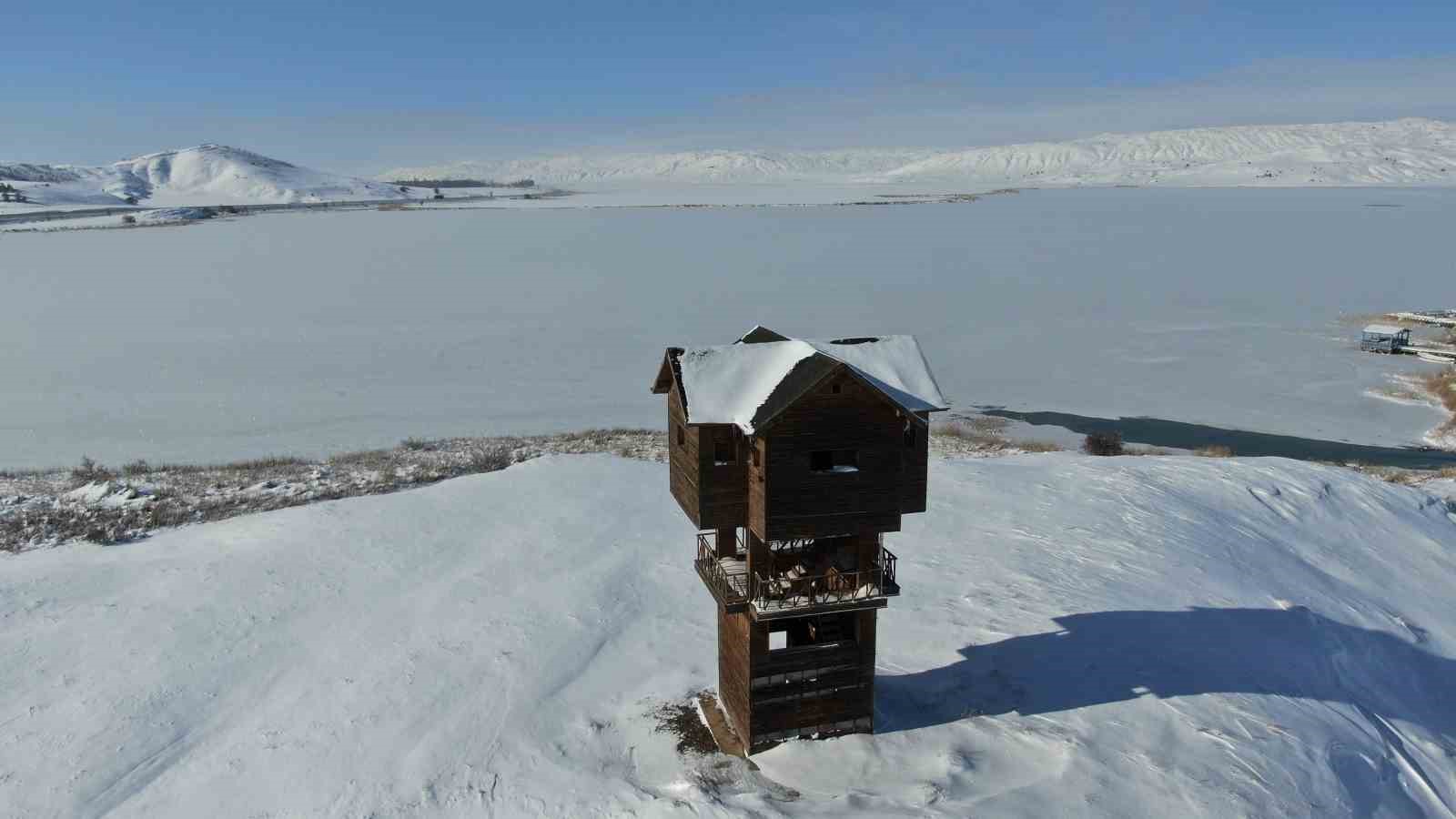 Efsanesi dilden dile dolaşan göl tamamen dondu
