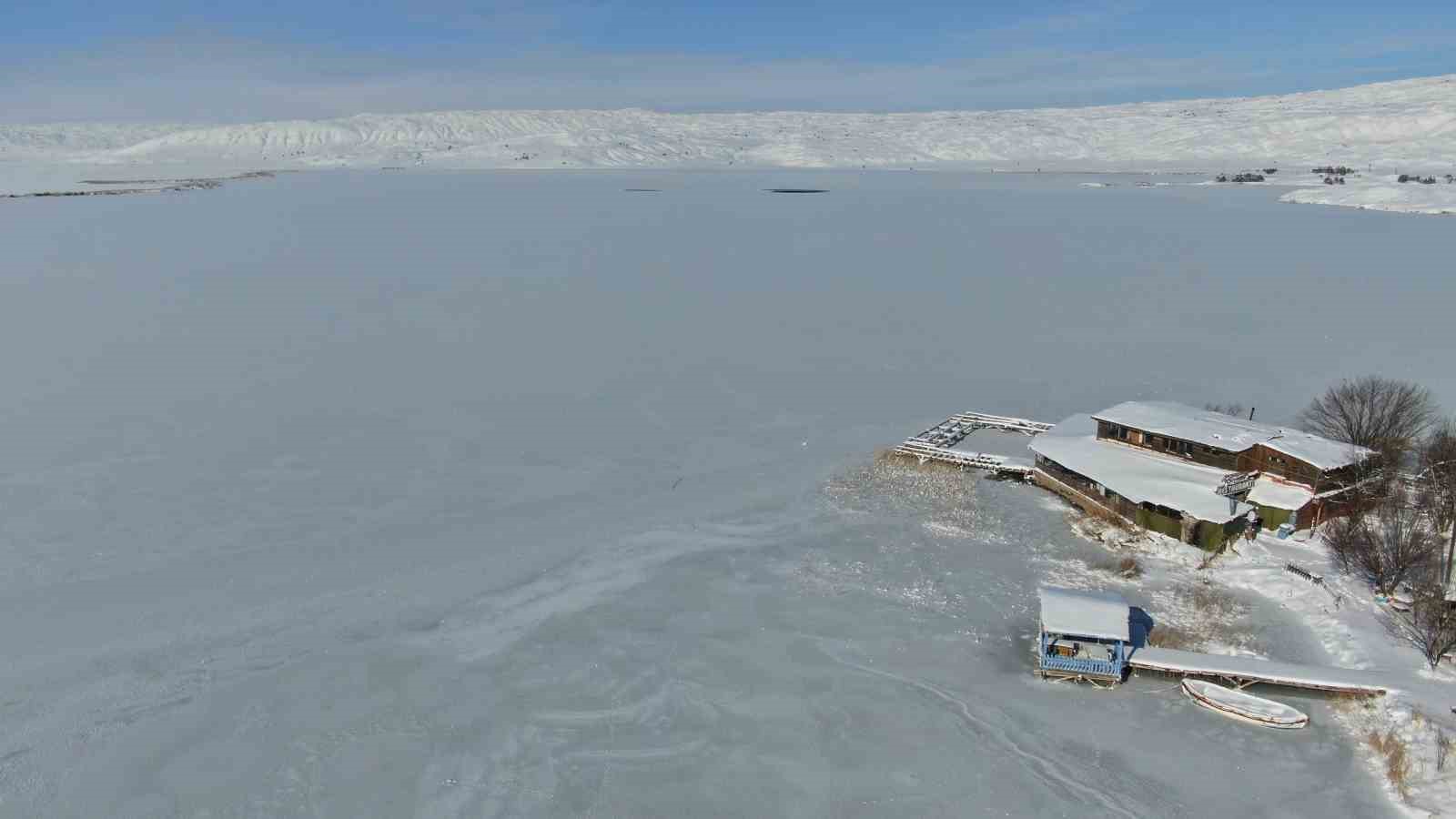 Efsanesi dilden dile dolaşan göl tamamen dondu
