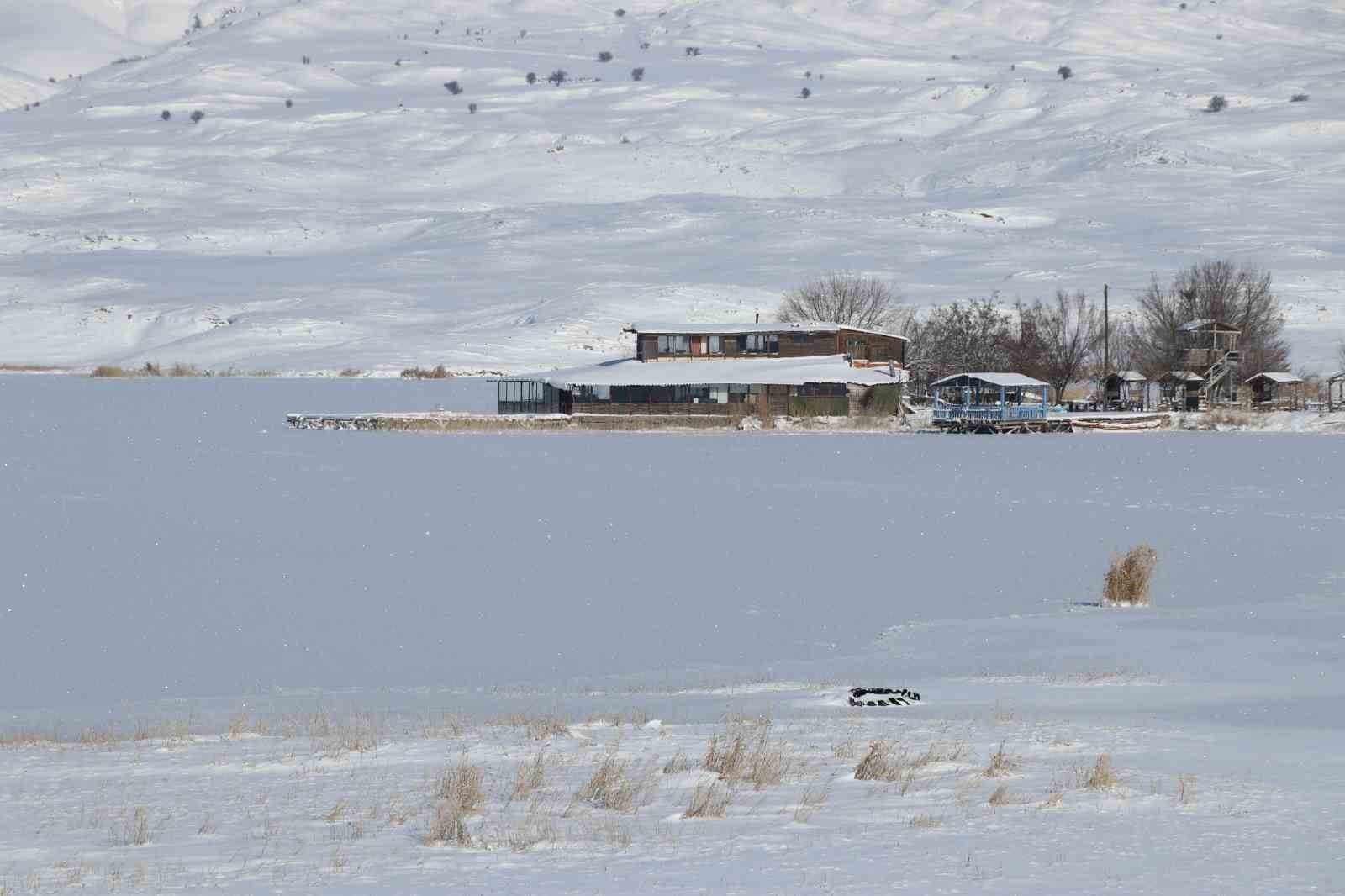 Efsanesi dilden dile dolaşan göl tamamen dondu
