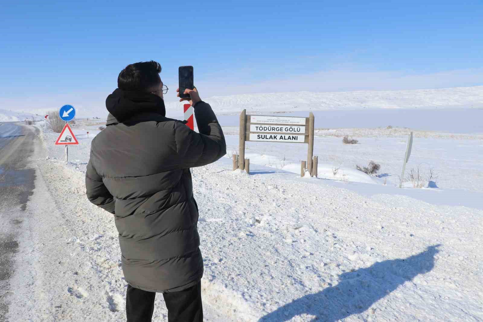 Efsanesi dilden dile dolaşan göl tamamen dondu
