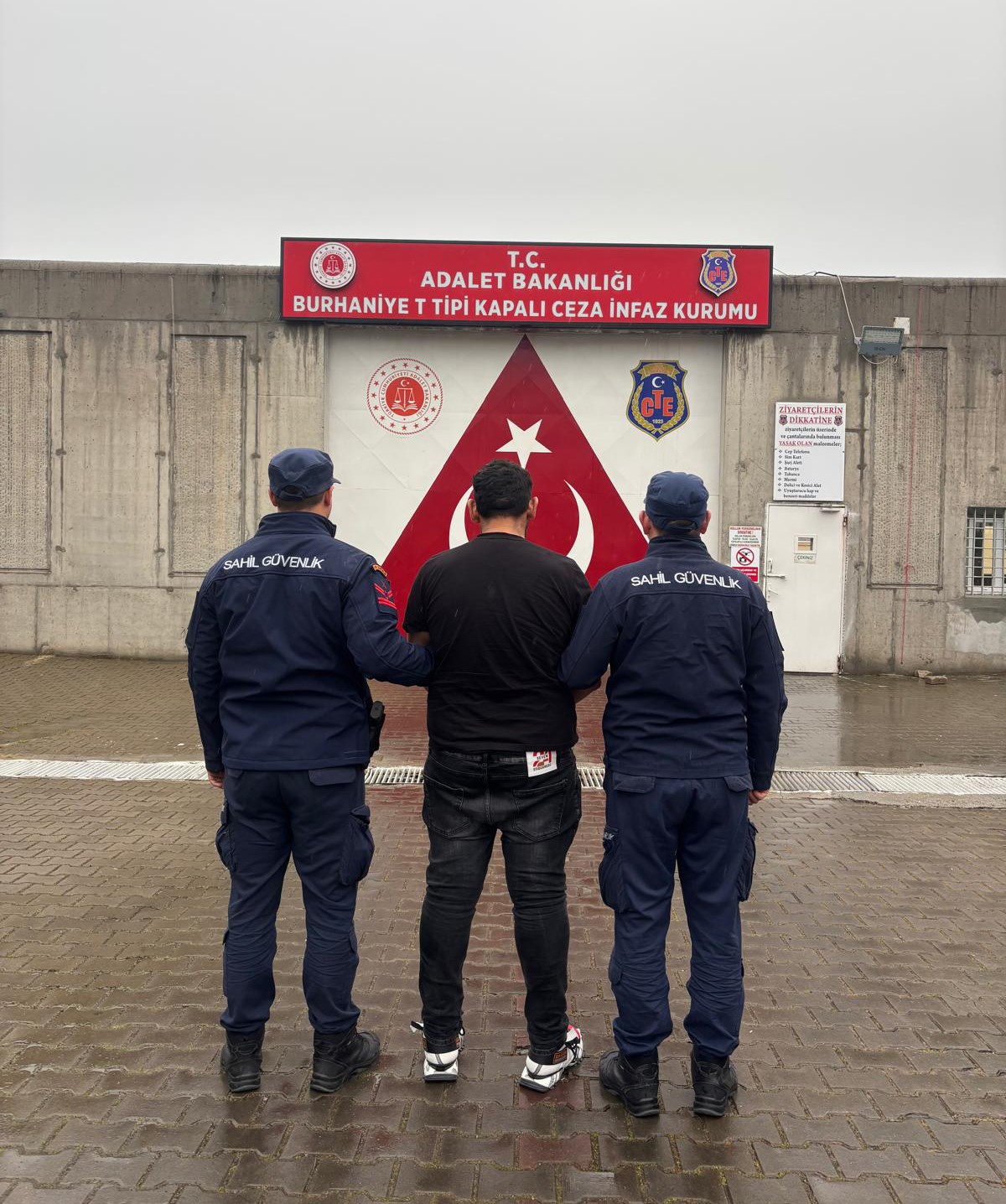 Ege Denizi’nde göçmen kaçakçılarına Sahil Güvenlik’ten film gibi operasyon
