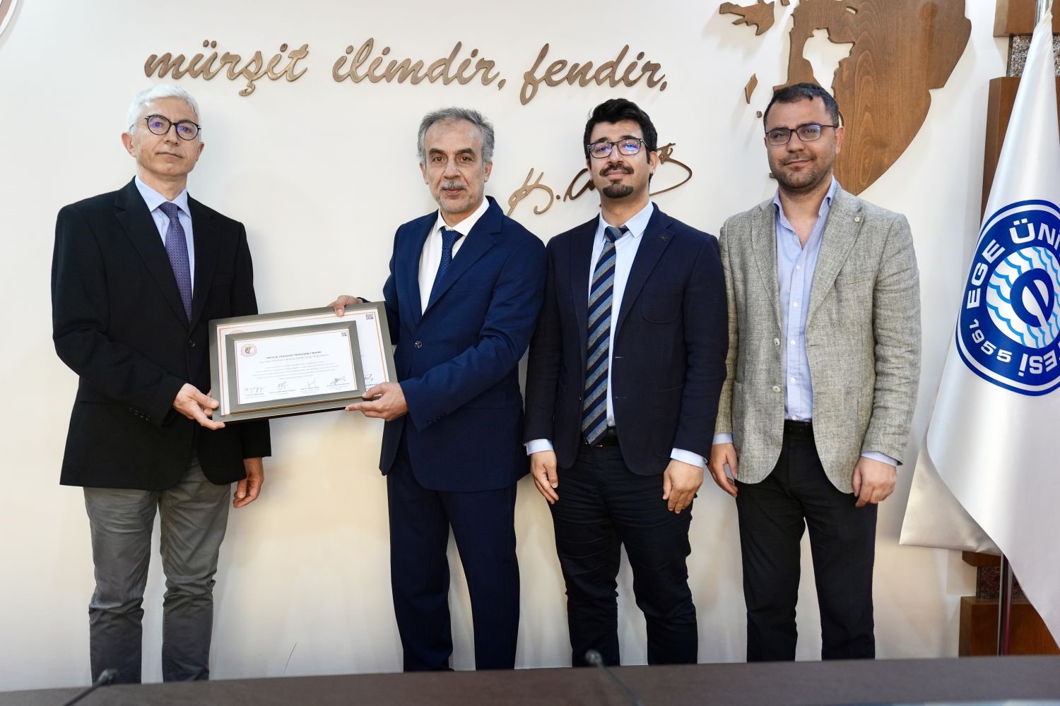 Ege Üniversitesi Senatosunda başarılı akademisyenler ve birimler ödüllendirildi
