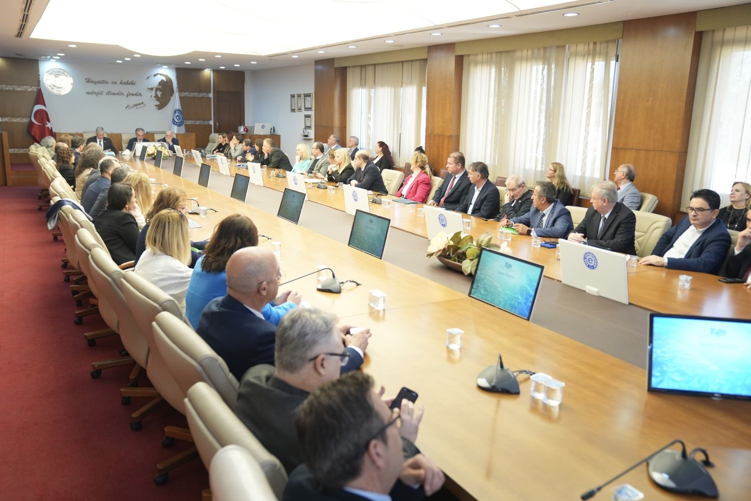 Ege Üniversitesi Senatosunda başarılı akademisyenler ve birimler ödüllendirildi
