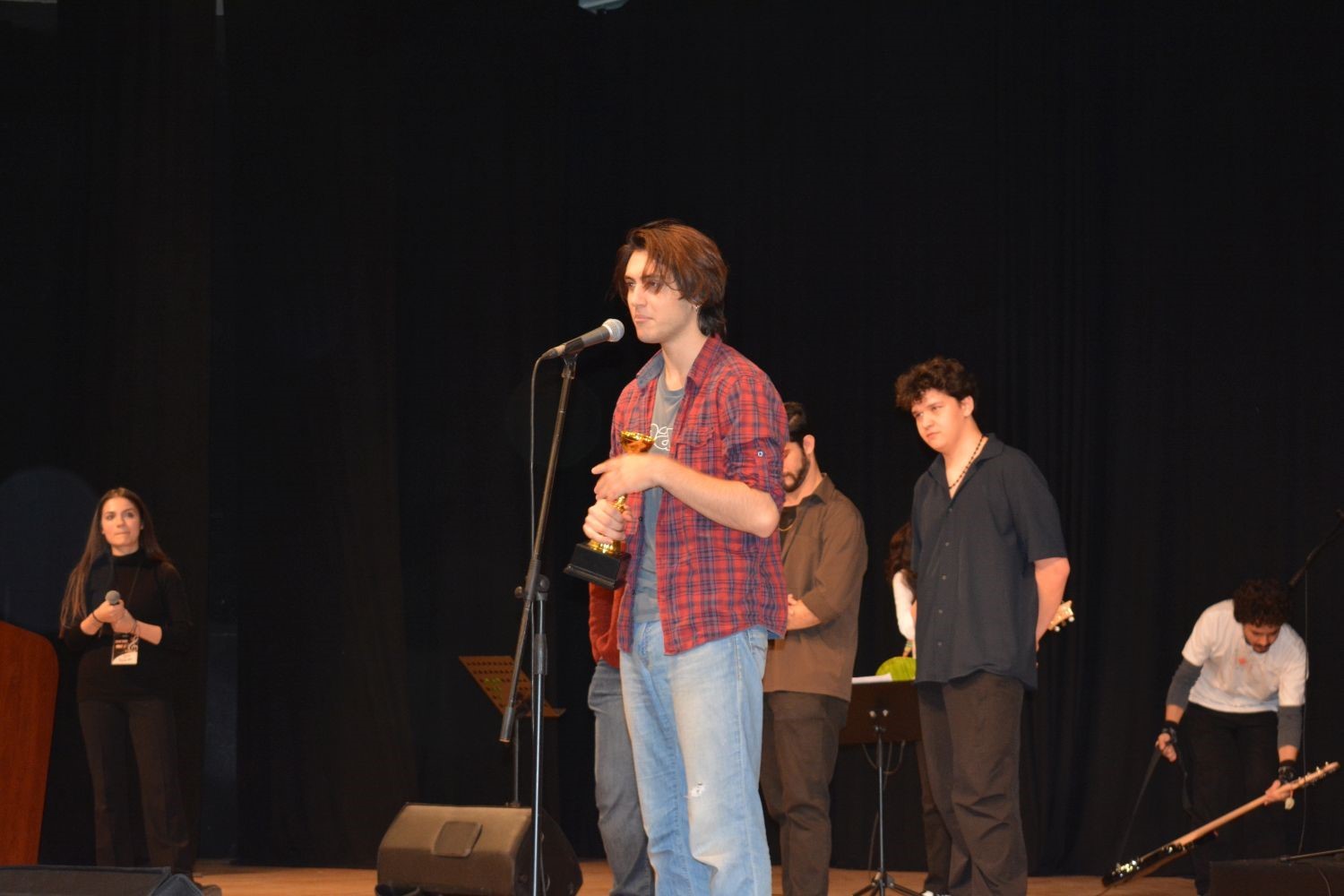 ’Ege’nin Sesi’ yarışmasının kazananı Arben Özgeçer oldu
’Ege’nin Sesi’ yarışmasının kazananı Arben Özgeçer oldu