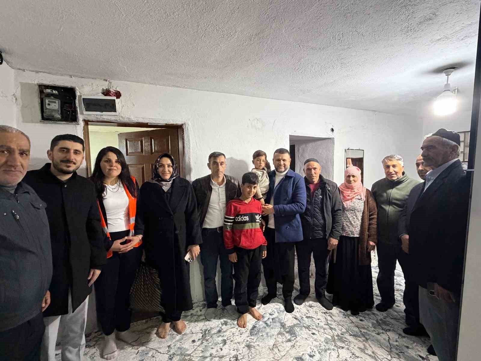 Eğil Belediye Başkanı Seydaoğlu her gün bir mahallede vatandaşlarla iftar yapıp hediyeler dağıtıyor
