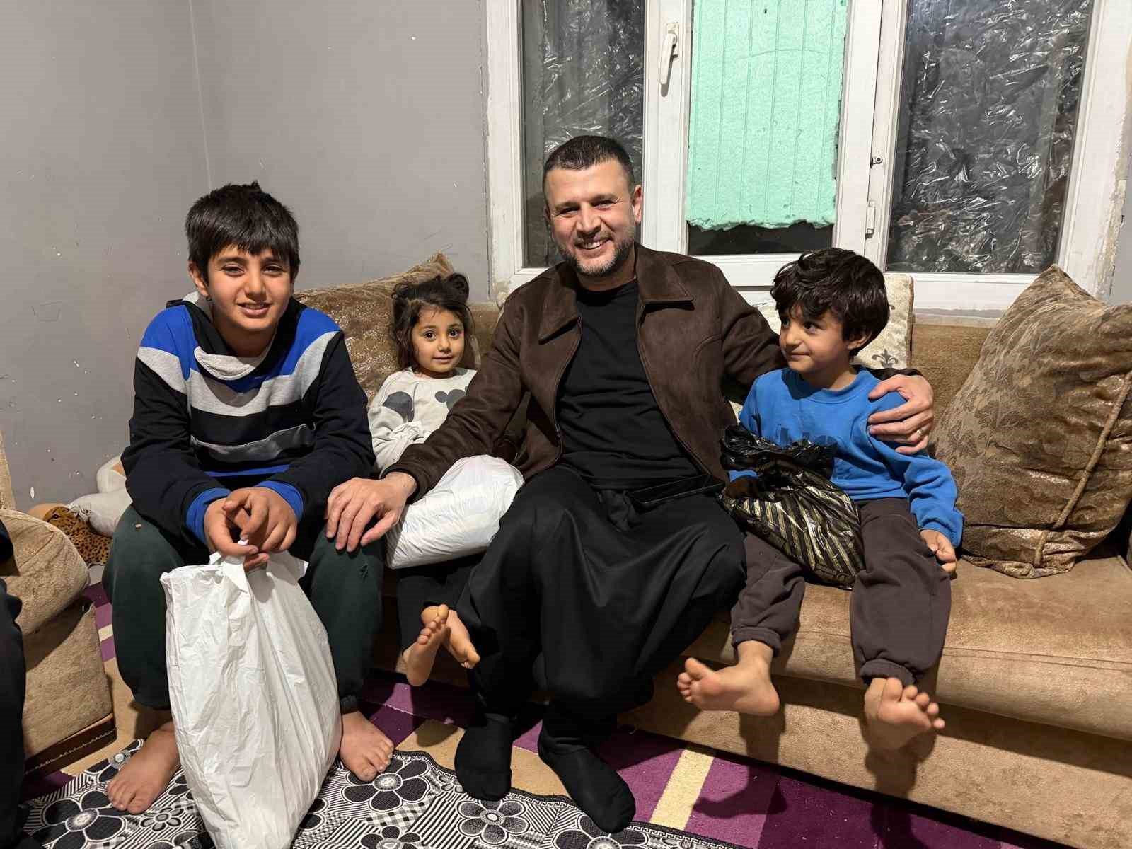 Eğil Belediye Başkanı Seydaoğlu her gün bir mahallede vatandaşlarla iftar yapıp hediyeler dağıtıyor
