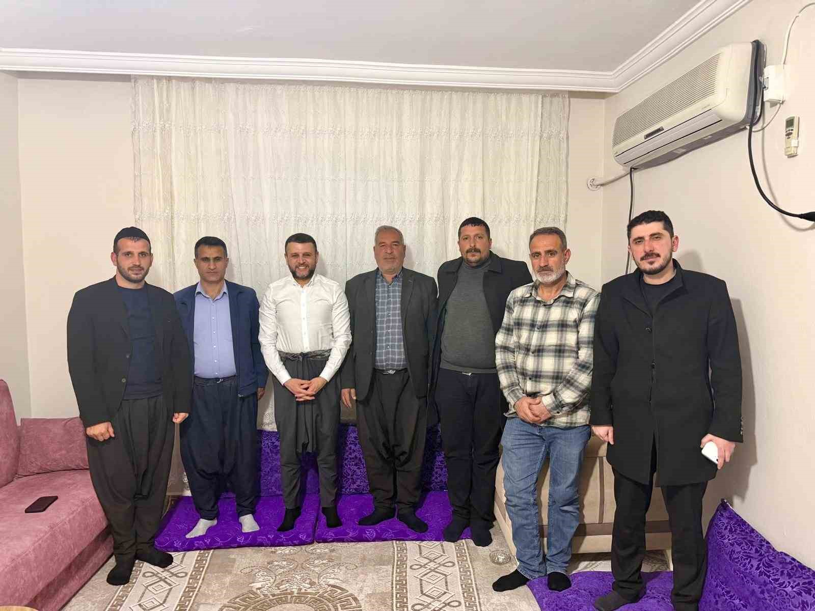 Eğil Belediye Başkanı Seydaoğlu her gün bir mahallede vatandaşlarla iftar yapıp hediyeler dağıtıyor
