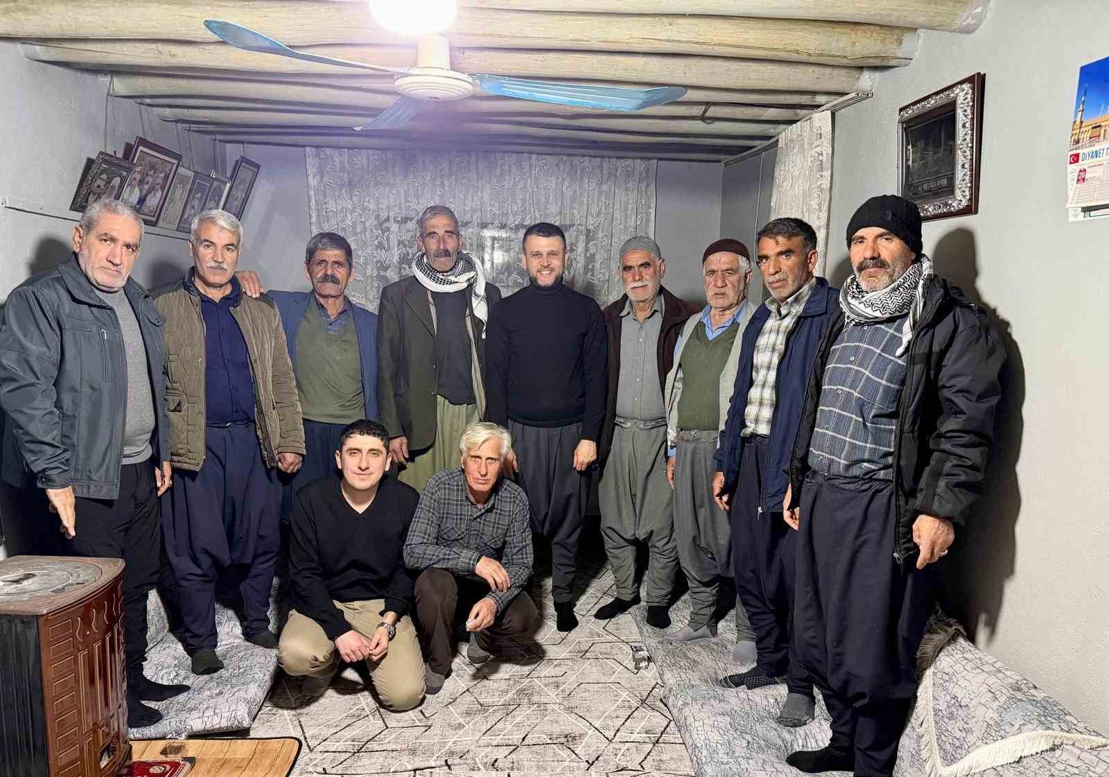 Eğil Belediye Başkanı Seydaoğlu her gün bir mahallede vatandaşlarla iftar yapıp hediyeler dağıtıyor
