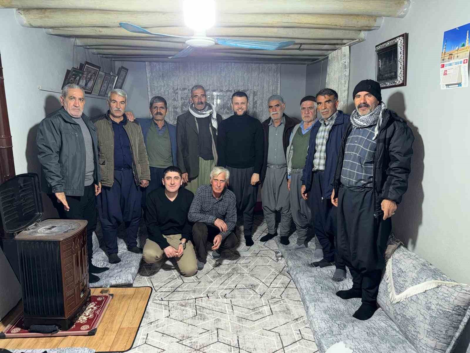 Eğil Belediye Başkanı Seydaoğlu her gün bir mahallede vatandaşlarla iftar yapıp hediyeler dağıtıyor
