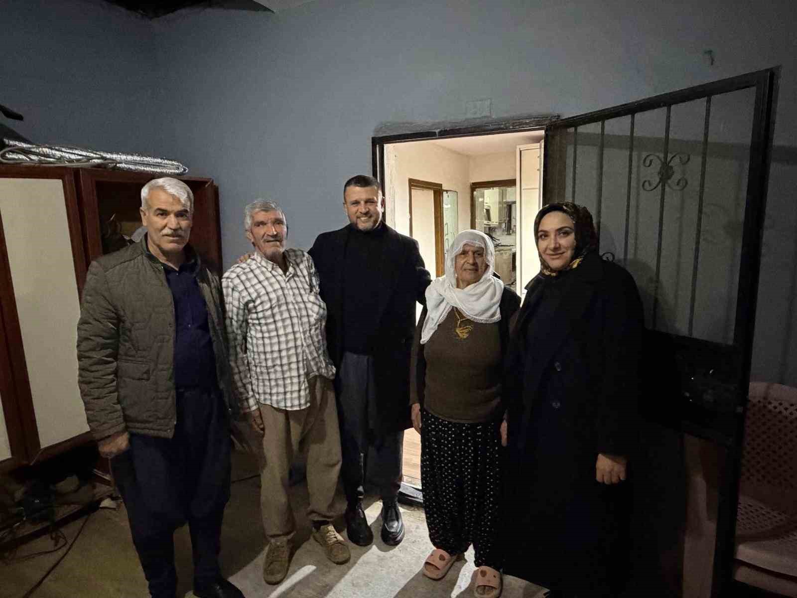 Eğil Belediye Başkanı Seydaoğlu her gün bir mahallede vatandaşlarla iftar yapıp hediyeler dağıtıyor
