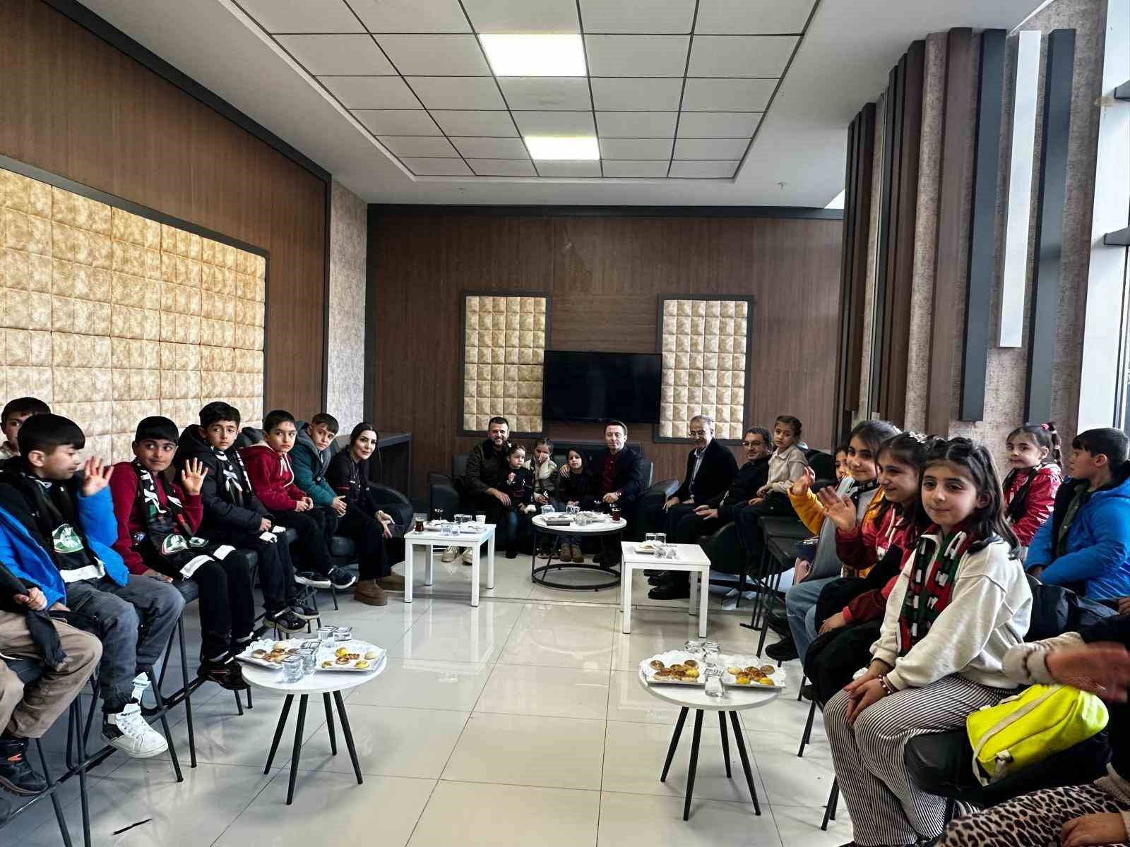 Eğil’in minikleri Amed Sportif Faaliyetler - Sakaryaspor maçında ilk kez tribün heyecanı yaşadı
