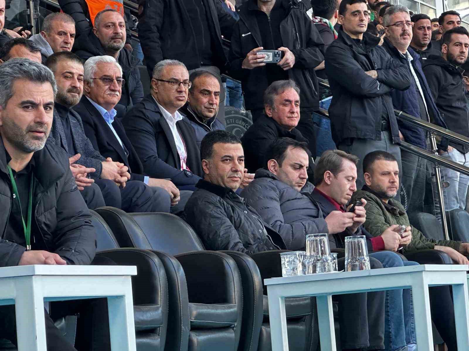 Eğil’in minikleri Amed Sportif Faaliyetler - Sakaryaspor maçında ilk kez tribün heyecanı yaşadı
