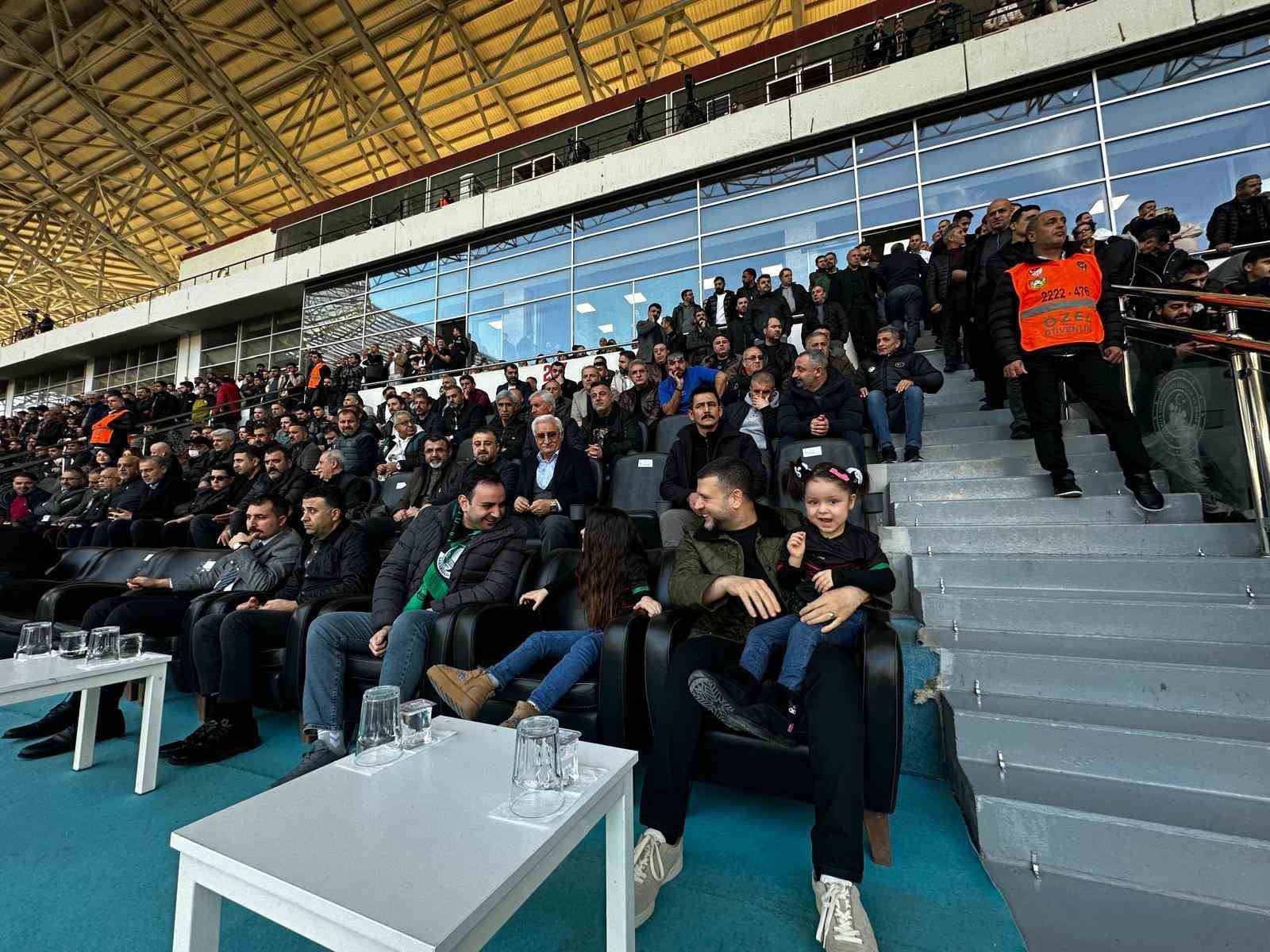 Eğil’in minikleri Amed Sportif Faaliyetler - Sakaryaspor maçında ilk kez tribün heyecanı yaşadı
