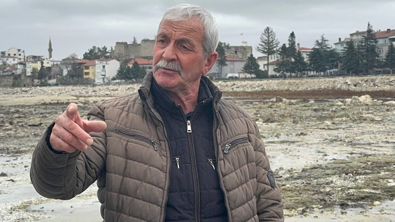 Eğirdir Gölü kıyısında bulunan kemiklerin hayvana ait olduğu değerlendiriliyor
