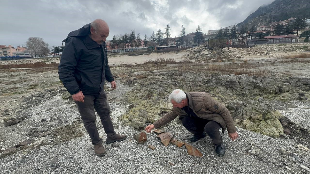 Eğirdir Gölü kıyısında bulunan kemiklerin hayvana ait olduğu değerlendiriliyor
