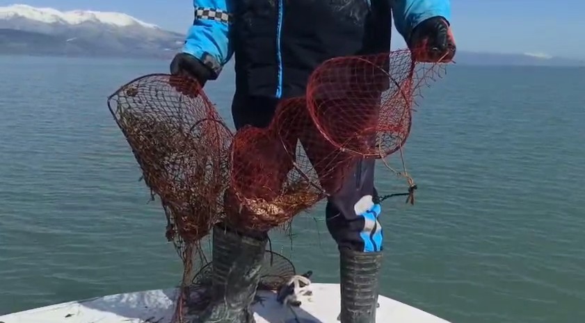 Eğirdir Gölü’nde kaçak pinterlere el konuldu, kerevitler göle bırakıldı

