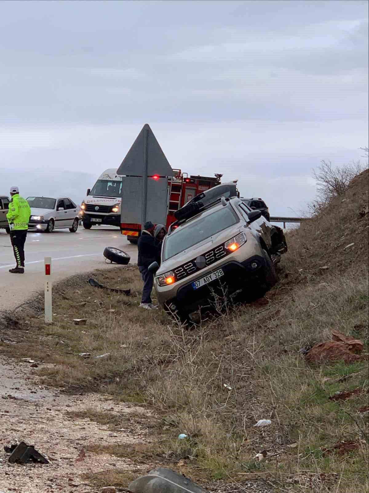 Eğirdir’de 3 aracın karıştığı kazada 8 kişi yaralandı
