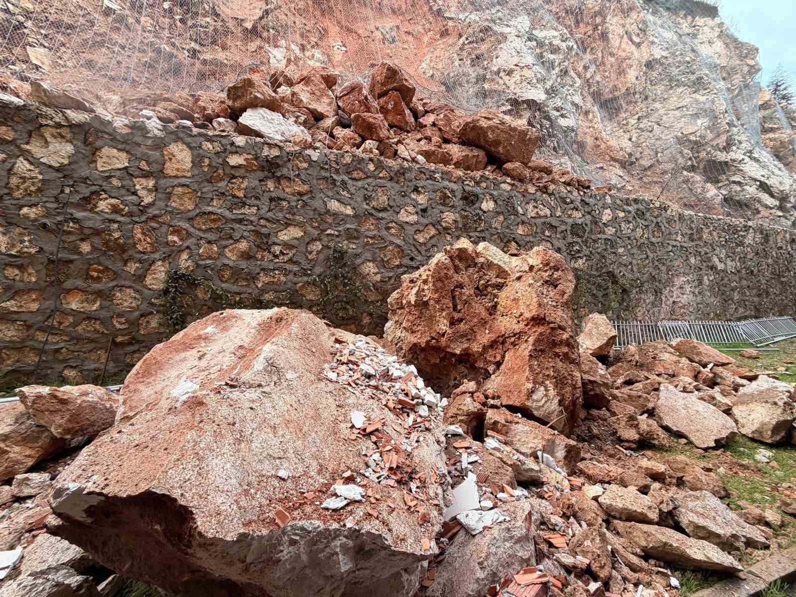 Eğirdir’de yuvarlanan kayaların tehdit ettiği bina tahliye edildi
